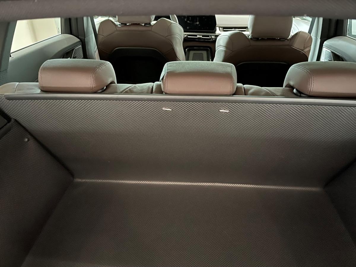 Der perfekte Kofferraumschutz, der die Rückenlehnen von BMW iX1 schützt wie ein maßgeschneiderter Anzug